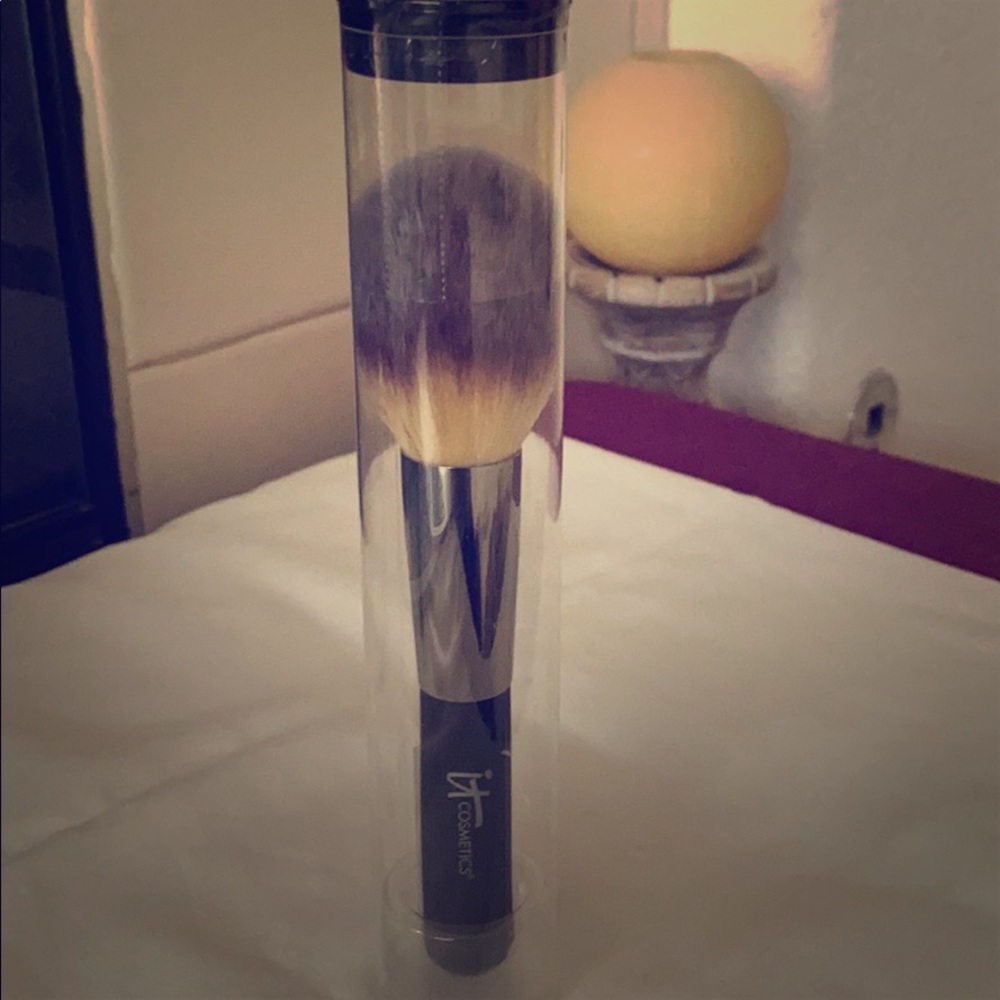 2 for $18 IT cosmetics Luxe Brush NIB